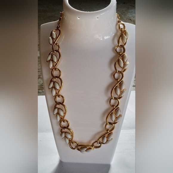 Trifari TM Vintage 80's Milk Glass Full Parue Necklace, Bracelet, Post Earrings - Picture 7 of 11